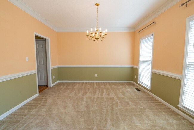 Foto del edificio - 4 BEDROOM WITH FENCED IN YARD LOCATED IN R...