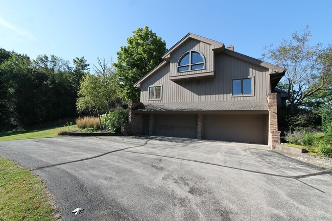 Building Photo - Incredible home on a private & secluded lot.