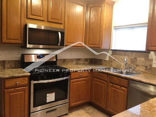 Foto del edificio - Charming Bungalow with One Car Garage in D...