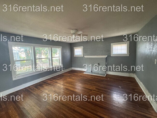 Building Photo - $900 - 2 bed 1 bath - Single Family Home