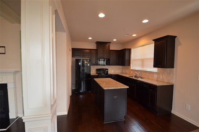 Building Photo - 944 Spicy Oak Dr