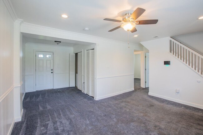 Foto del edificio - Charming 4 BR/2 BA Single-Family Home in C...