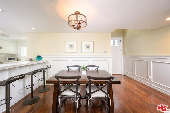 Building Photo - 2 br, 3 bath Condo - 939 20th St Apt 7