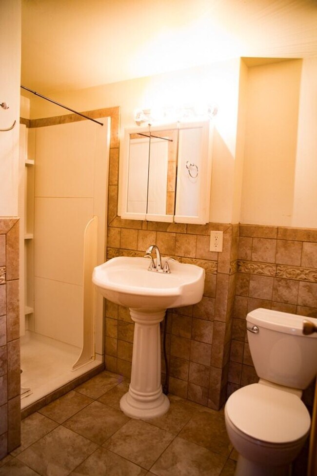 Building Photo - Only $2,500!! Huge 6 Bedroom SFH in Como A...