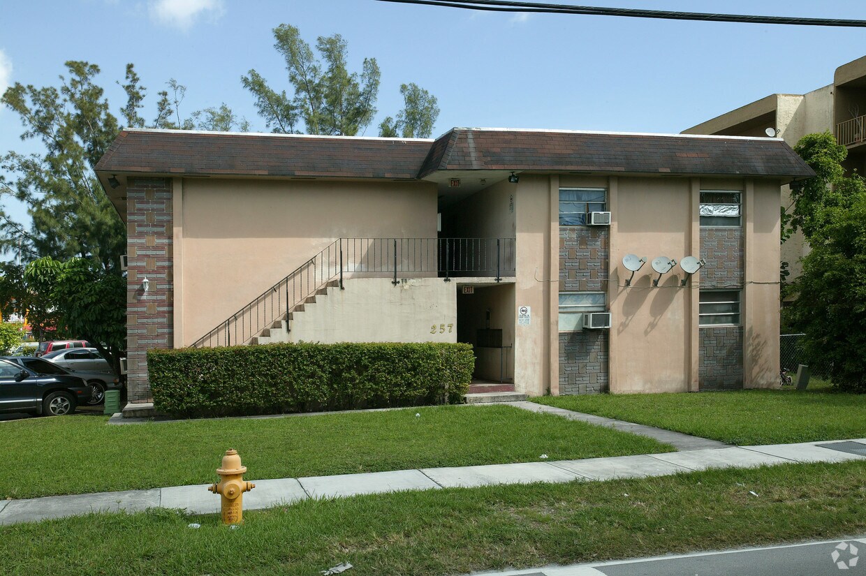 Building Photo - 257 S Royal Poinciana Blvd