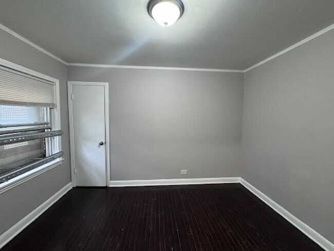 Building Photo - Renovated and Spacious 5-bedroom, 2-bathro...
