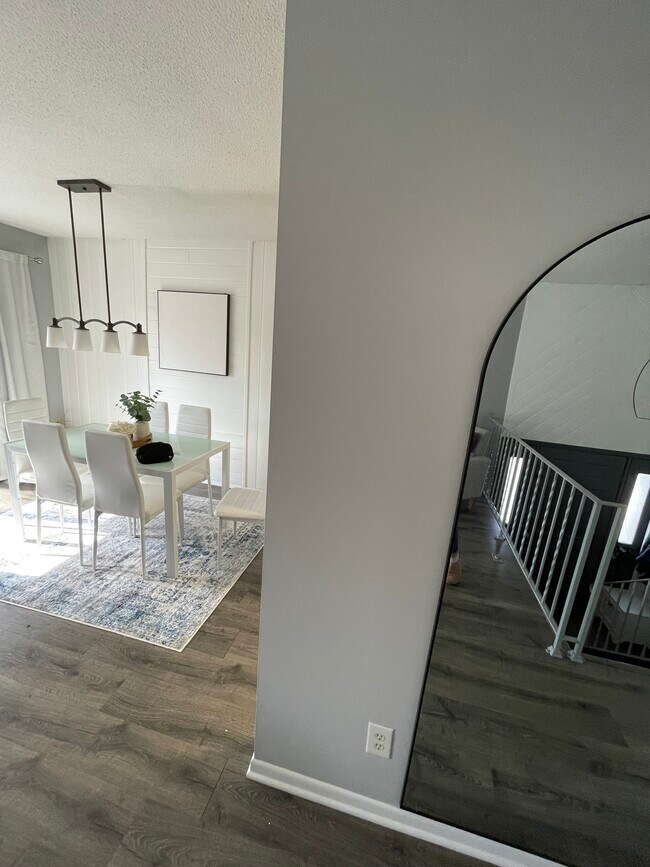 Foto del edificio - 6941 Ives Ln N