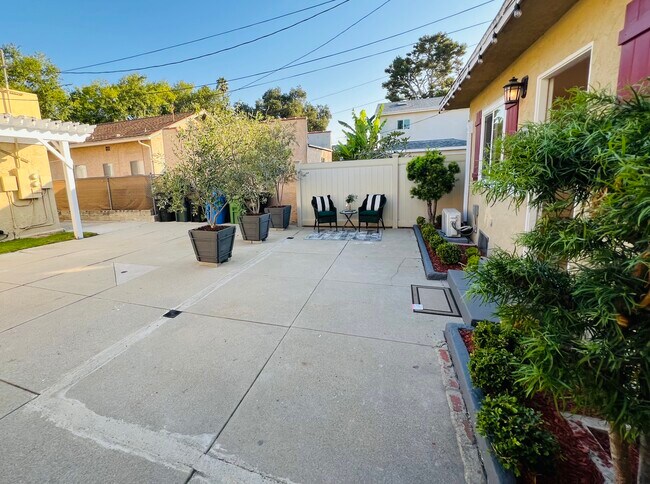 Private Entry - 8932 Krueger St