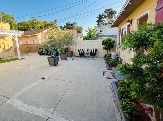 Private Entry - 8932 Krueger St