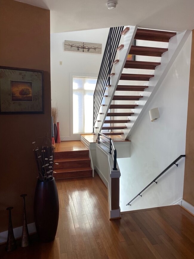 Escaleras que conducen al dormitorio principal y a la habitación de invitados. - 1714 W Cary St