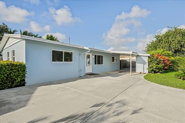 Building Photo - 2402 E Edgewater Dr