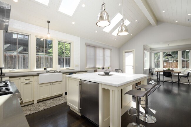 Foto del edificio - Furnished Downtown Palo Alto Modern Home with Timeless Design