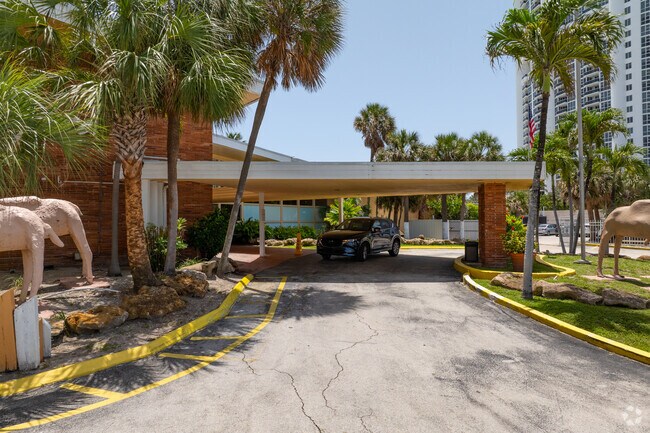 Building Photo - 18335 Collins Ave