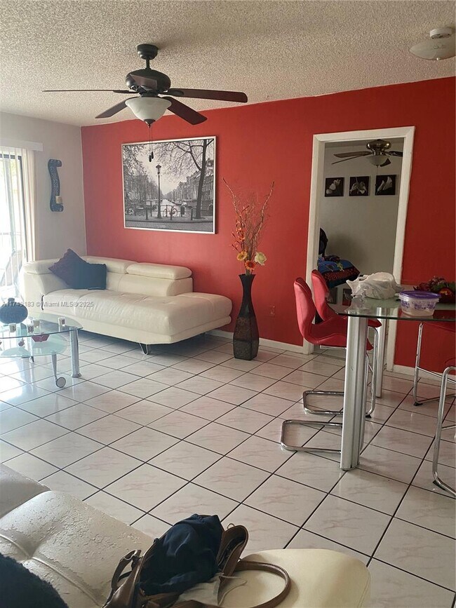 Foto del edificio - 9722 Hammocks Blvd