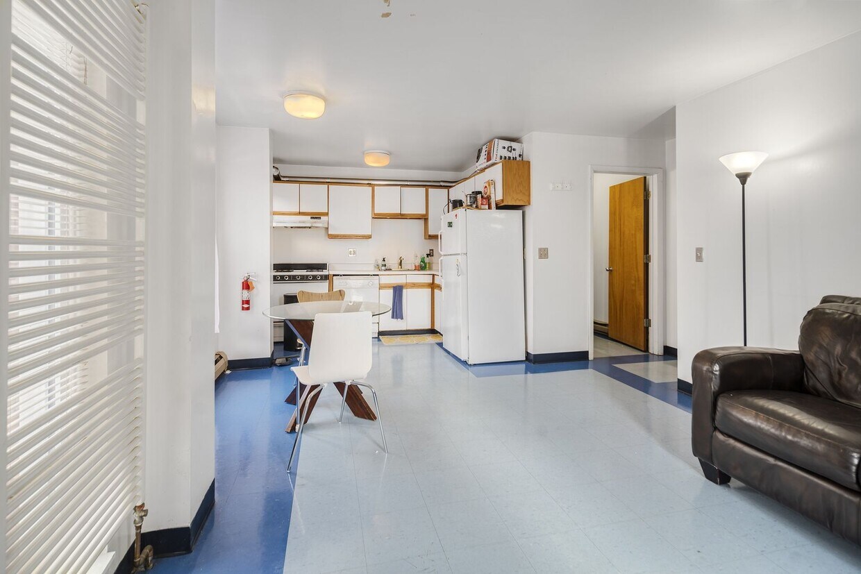 Primary Photo - 401 College Ave