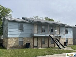 Building Photo - 2004 Cedarhill Dr