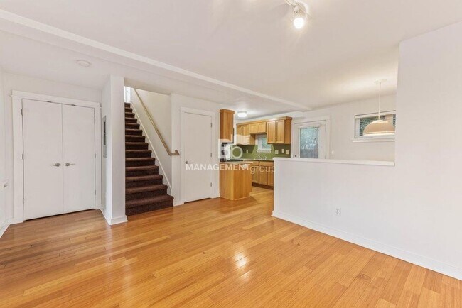 Foto del edificio - Modern Close-In NE Portland Townhome -- Li...