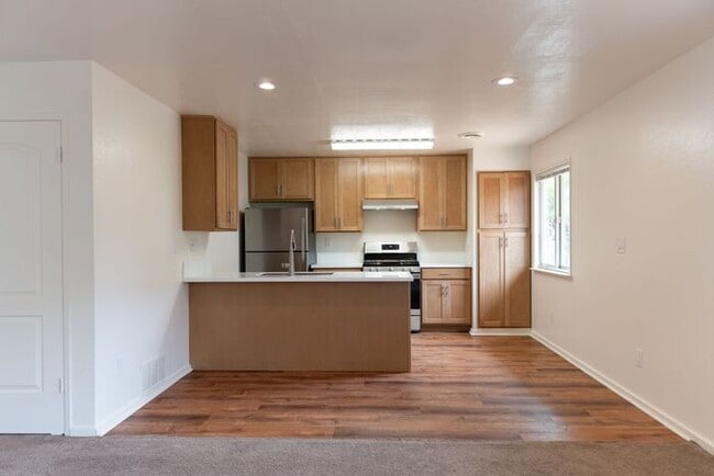 Building Photo - 2 Bedroom in Marina with Private Yard!