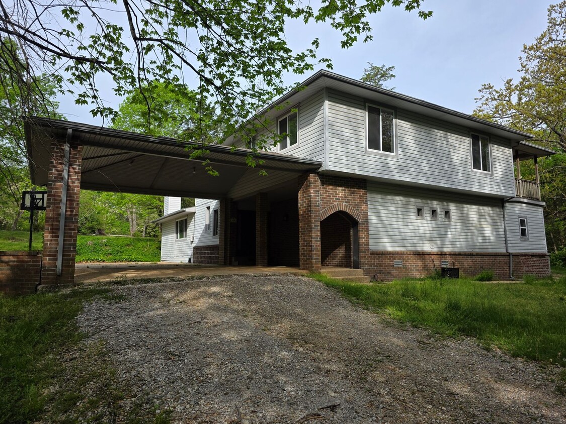Foto principal - Nice secluded 4 bedroom home
