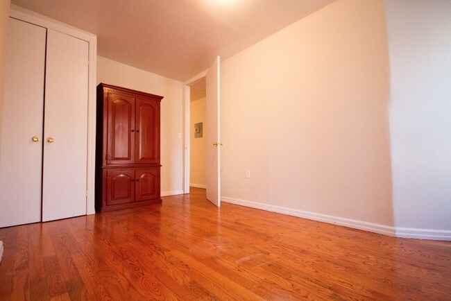Building Photo - 296 Hewes St