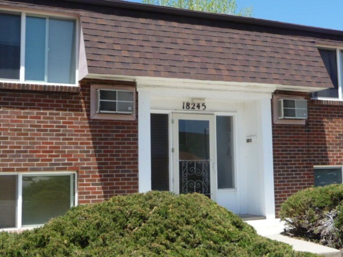 Foto principal - Now Leasing: Updated 2BR in Golden 4-Plex ...