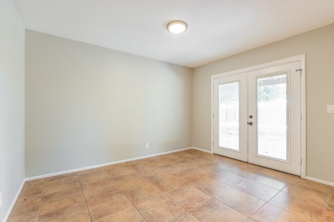 Building Photo - 303 E Ellis Drive