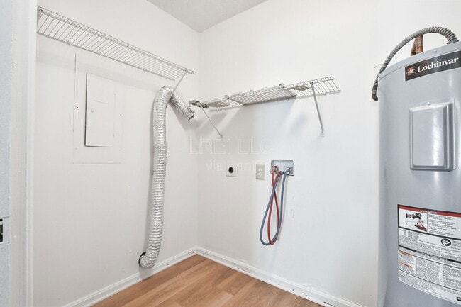 Foto del edificio - 5628 Wooded Lake Dr