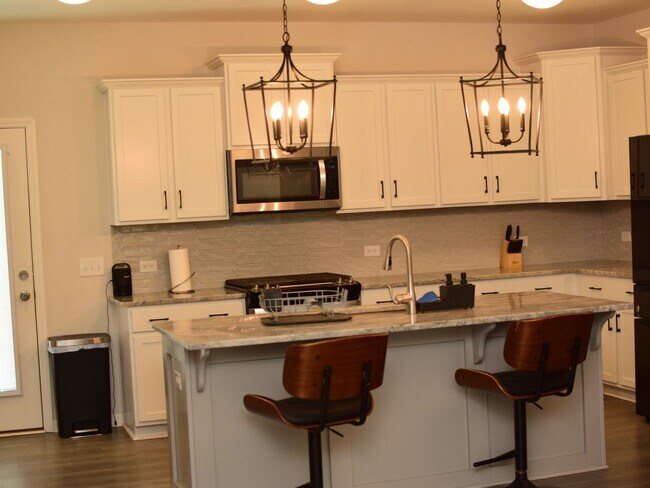 Building Photo - 4 Bedroom Single Family Home in High Point