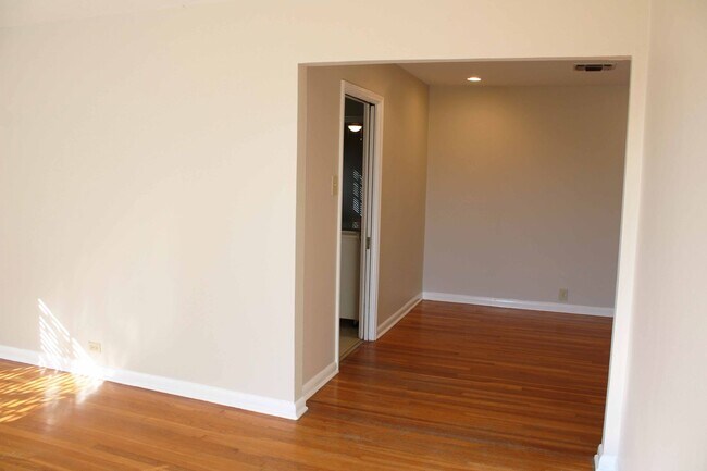 Building Photo - 3 BEDROOM WILSHIRE