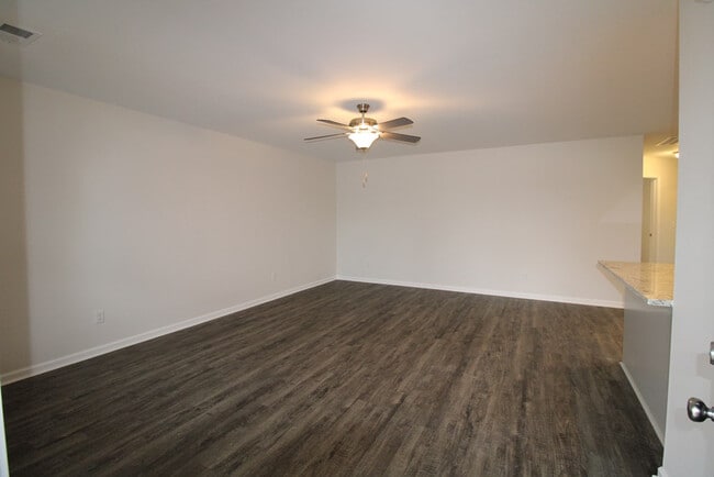 Foto del edificio - 578 Brushwood Dr