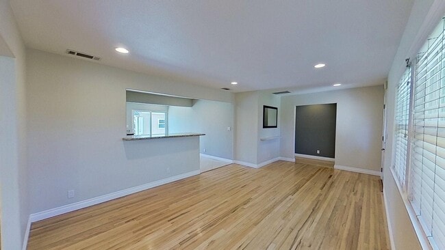Building Photo - 420 Adlena Dr