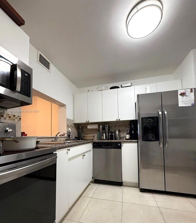 Foto del edificio - 3660 NE 166th St