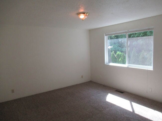 Building Photo - Nice clean 2 bedroom w/ private back yard
