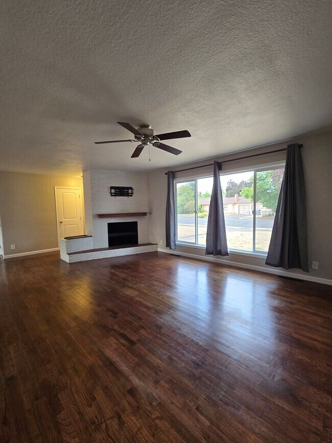 Foto del edificio - Pet Friendly Single Level 3 Bed 2 Bath Hom...