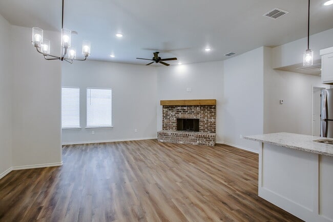 Foto del edificio - 1/2 off First Months Rent! Wonderful Townh...