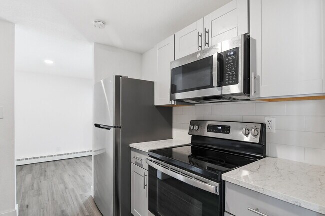 Foto del edificio - $1,500.95 with $300.00 off the first month's rent, 2 Beds - 1 Bath, Triplex in Aurora with Washer...