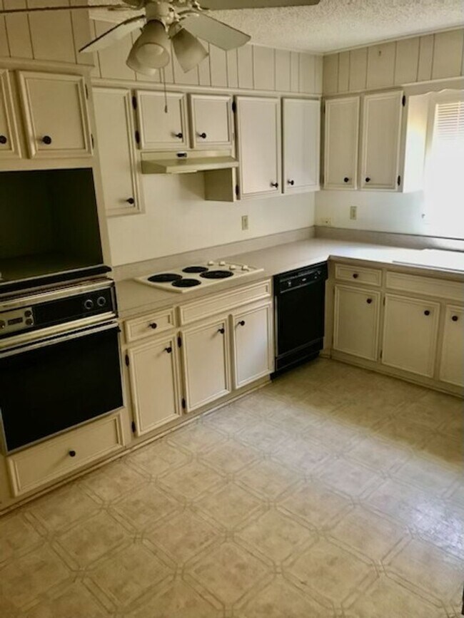 Foto del edificio - Garden home excellent condition