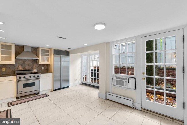 Foto del edificio - 3341 Dent Pl NW
