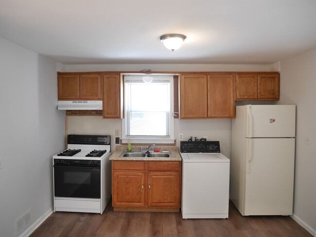 Building Photo - Comfortable Living- Three Bedroom Single F...