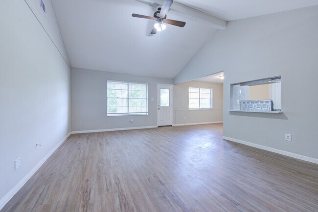 Foto del edificio - 2035 Deerhurst Ln