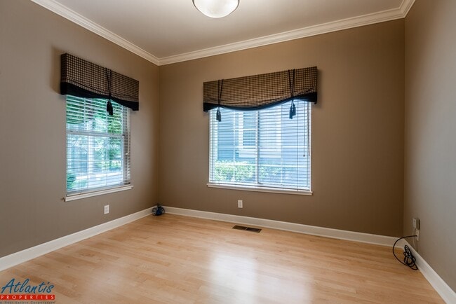 Building Photo - Gorgeous Townhouse | Hardwood Flooring | A/C