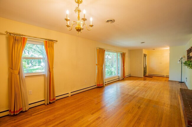 Foto del edificio - Charming 3 BR/2.5 BA Single-Family Home in...