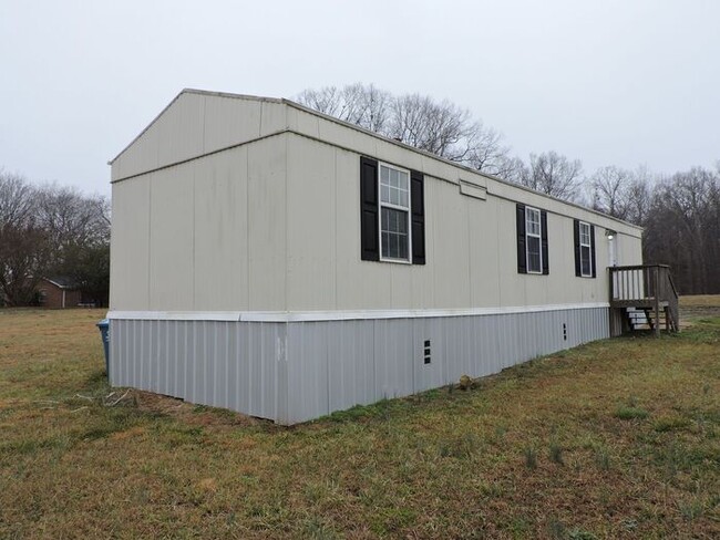 Building Photo - Tidy Mobile Home on Spacious Lot