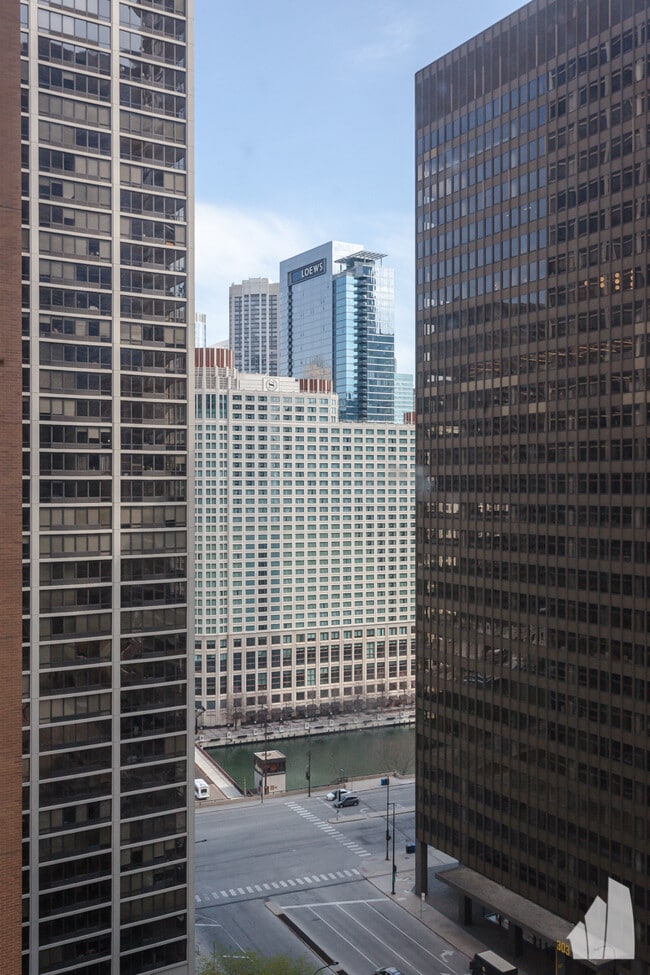 Foto del edificio - 222 N Columbus Dr