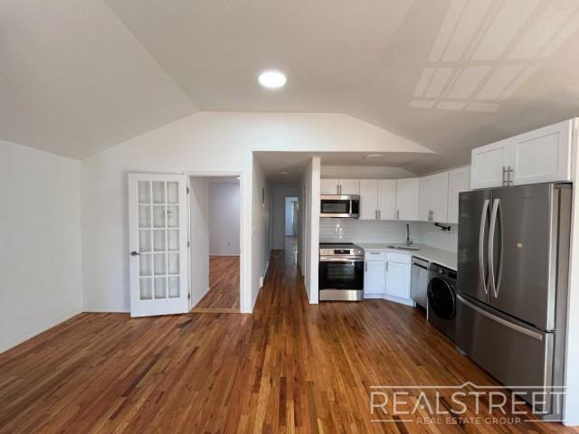 Building Photo - 3 bedroom in BROOKLYN NY 11225