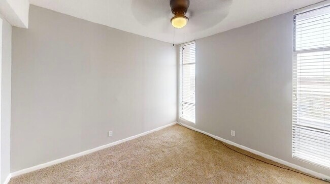 Foto del edificio - 1101 N Elm St