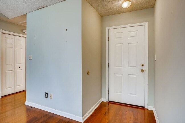 Building Photo - Beautiful 2 Bedroom Town-Home! Priced to Move-in NOW!