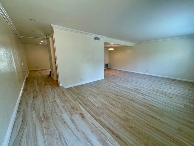 Building Photo - Beautiful 3 Bedroom, 3 Bathroom Townhome i...