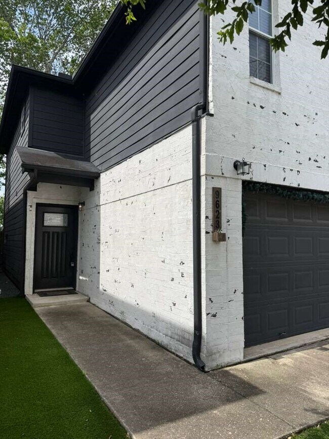 Building Photo - 9623 Elmview Pl