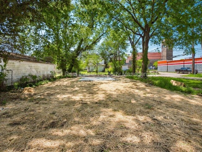 Building Photo - 33 Whitethorne Ave